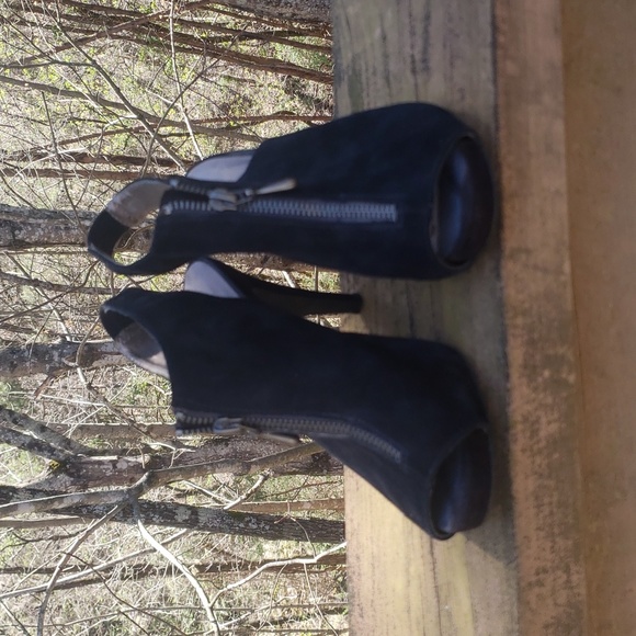 Black suede heels, size 7. - Picture 5 of 5